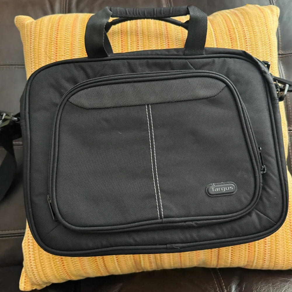 Targus black laptop case / travel bag